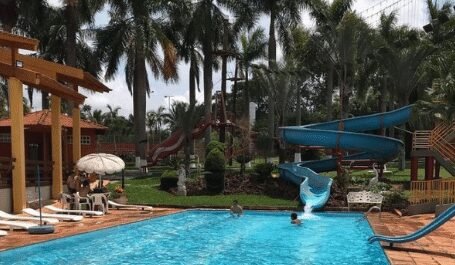 Parque Aquático com pessoas na piscina