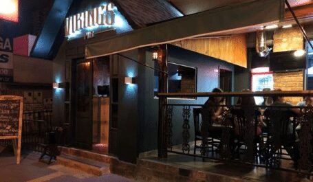 Entrada de um bar temático viking em Goiânia