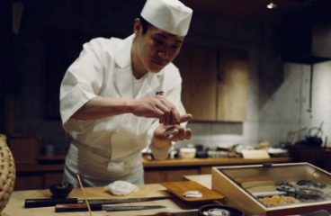 Sushi man preparando comida japonesa
